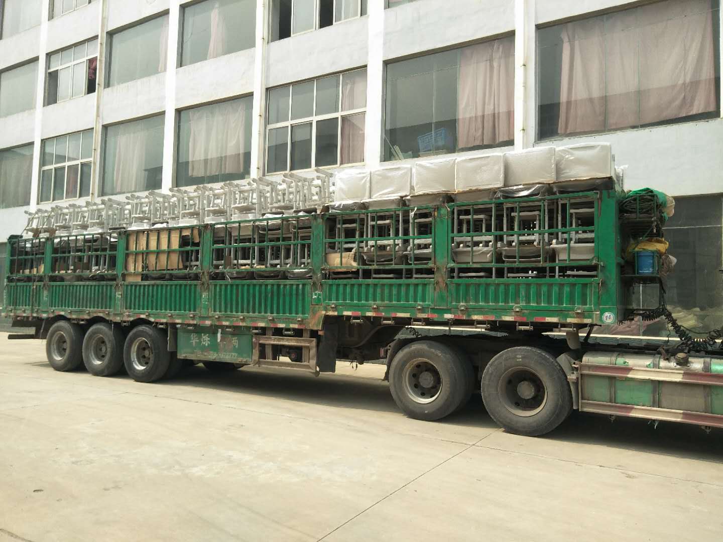 案例|睿學(xué)卓藝4000余套課桌椅批量發(fā)貨，交付客戶